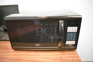 Oster Countertop Microwave w/ Plate. 21x15x12