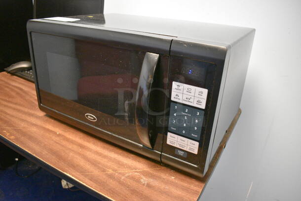 Oster Countertop Microwave w/ Plate. 21x15x12 - Image 2 of 3