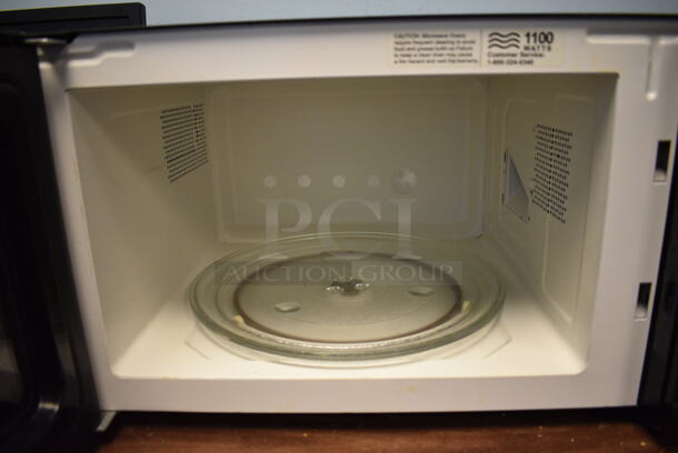 Oster Countertop Microwave w/ Plate. 21x15x12 - Image 3 of 3
