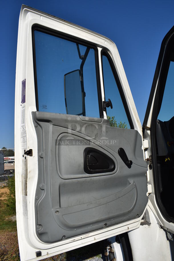 2005 International Model 4200 SBA 4X2 26' Box Truck w/ Fold Out Aluminum Liftgate, 2 Etrack Strapping Rails and Instruction Manual. VIN 1HTMPAFL36H219889. Odometer Reads 265,783. Vehicle Runs and Drives! Title Is Free and Clear. See Lots 2-3 For Additional Pictures! - Image 8 of 11