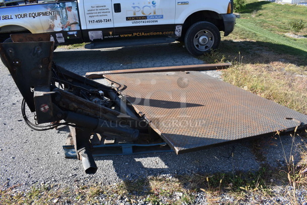 Metal Commercial Steel Fold Up Liftgate for Box Truck. Unit Was Pulled Off Of A Working Box Truck To Be Used As A Back Up. Unit Was In Working Condition When Removed! - Image 3 of 10
