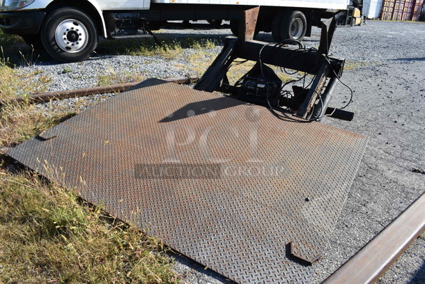 Metal Commercial Steel Fold Up Liftgate for Box Truck. Unit Was Pulled Off Of A Working Box Truck To Be Used As A Back Up. Unit Was In Working Condition When Removed! - Image 5 of 10