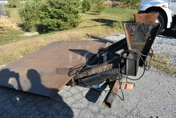 Metal Commercial Steel Fold Up Liftgate for Box Truck. Unit Was Pulled Off Of A Working Box Truck To Be Used As A Back Up. Unit Was In Working Condition When Removed! - Image 9 of 10