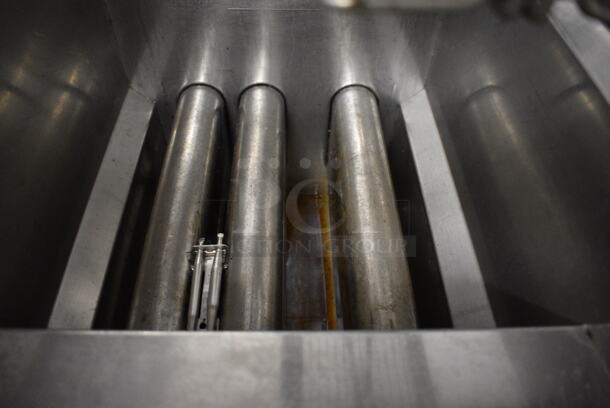 NICE! Dean Model SR142GN Stainless Steel Commercial Natural Gas Powered Deep Fat Fryer w/ 2 Metal Fry Baskets. 105,000 BTU. 15.5x29x46 - Image 4 of 7