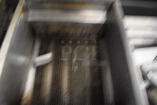 NICE! Imperial Model IFS-40 Stainless Steel Commercial Natural Gas Powered Deep Fat Fryer w/ 2 Metal Fry Baskets. 105,000 BTU. 15.5x31x46 - Image 5 of 7