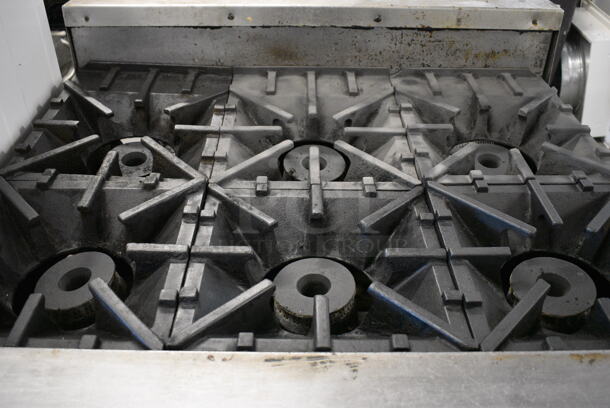 BEAUTIFUL! Southbend Stainless Steel Commercial 6 Burner Range w/Lower Oven and Controls. 36.5x41.5x42 - Image 7 of 10
