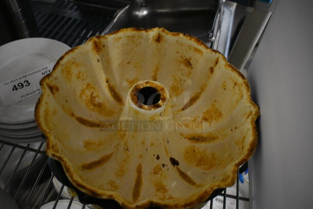 4 Various Metal Bundt Cake Pans. 9.5x9.5x4. 4 Times Your Bid! - Image 3 of 3