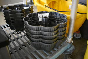 5 Metal Bundt Cake Pans. 9.5x9.5x4. 5 Times Your Bid!