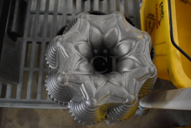 5 Metal Bundt Cake Pans. 9.5x9.5x4. 5 Times Your Bid! - Image 3 of 4
