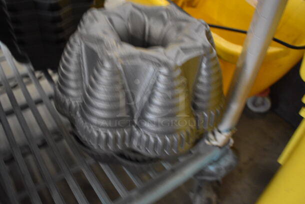 5 Metal Bundt Cake Pans. 9.5x9.5x4. 5 Times Your Bid! - Image 4 of 4