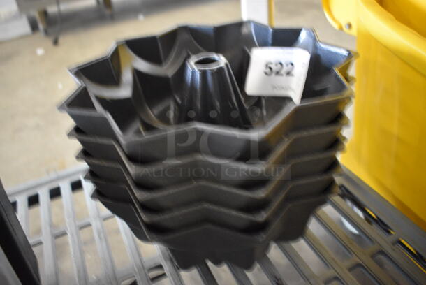 5 Metal Bundt Cake Pans. 10x10x4. 5 Times Your Bid! - Image 1 of 5