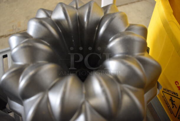 5 Metal Bundt Cake Pans. 10x10x4. 5 Times Your Bid! - Image 5 of 5