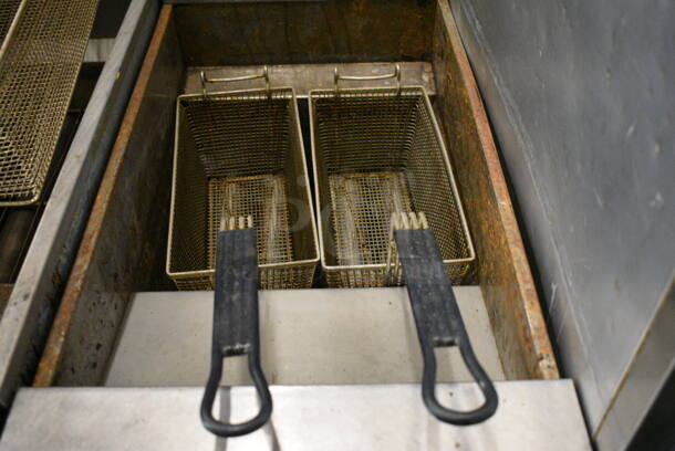 NICE! Pitco Frialator Model SG14 Stainless Steel Commercial Natural Gas Powered Deep Fat Fryer w/ 2 Metal Fry Baskets. 110,000 BTU. 15.5x34x46 - Image 4 of 7