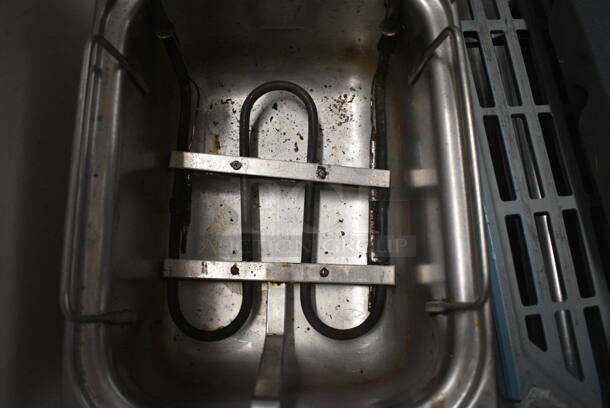 Cecilware Metal Commercial Countertop Electric Powered Fryer w/ 2 Metal Fry Baskets. 12x20x17 - Image 4 of 7