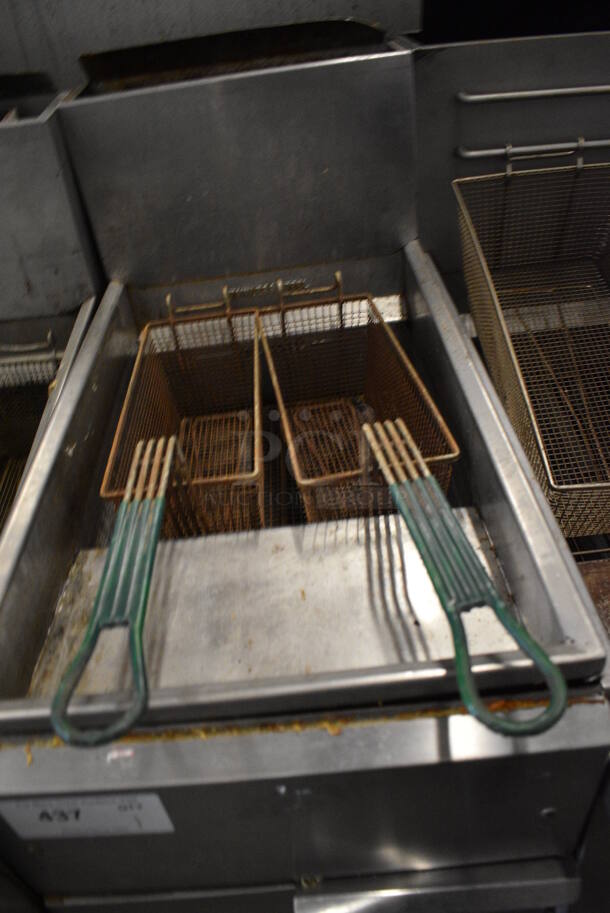 NICE! Imperial Stainless Steel Commercial Gas Powered Deep Fat Fryer w/ 2 Metal Fry Baskets. 15.5x31x47 - Image 4 of 6