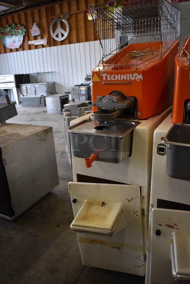 WOW! Juice Tree Model 106 Metal Commercial Floor Style Citrus Juicer on Commercial Casters. 115 Volts, 1 Phase. 18x48x67. Tested and Working! - Image 3 of 10