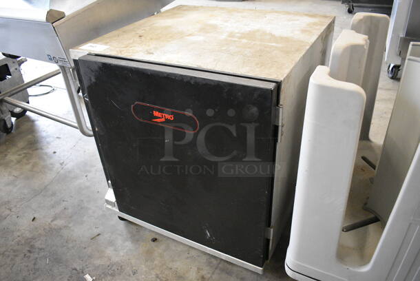 NICE1 Metro Mdoel C190 Metal Commercial Warming Cabinet on Commercial Casters. 120 Volts, 1 Phase. 29x29.5x30.5. Tested and Powers On But Does Not Get Warm - Image 3 of 7