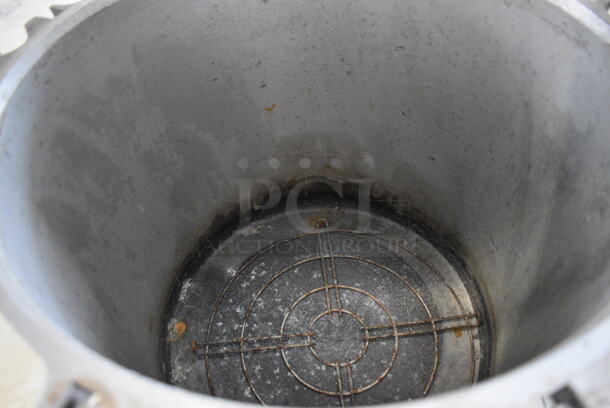 Metal Pressure Cooker Pot w/ Lid. 22x19x20 - Image 5 of 5
