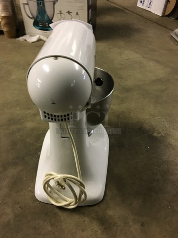 SWEET! LATE MODEL Kitchen Aid Countertop 4.5 Quart Mixer! With Bowl & Whisk Attachment! Model K45SS! 115V! Working When Removed! - Image 4 of 9