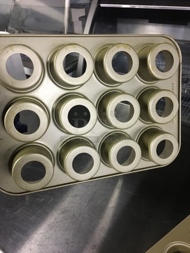 Williams Sonoma 12 Hole Cupcake/Muffin Baking Pans! 2 X Your Bid! - Image 4 of 5