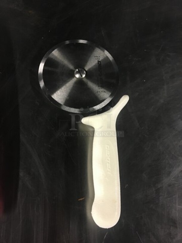 ALL ONE MONEY! Miscellaneous Kitchen Utensils!  - Image 3 of 4