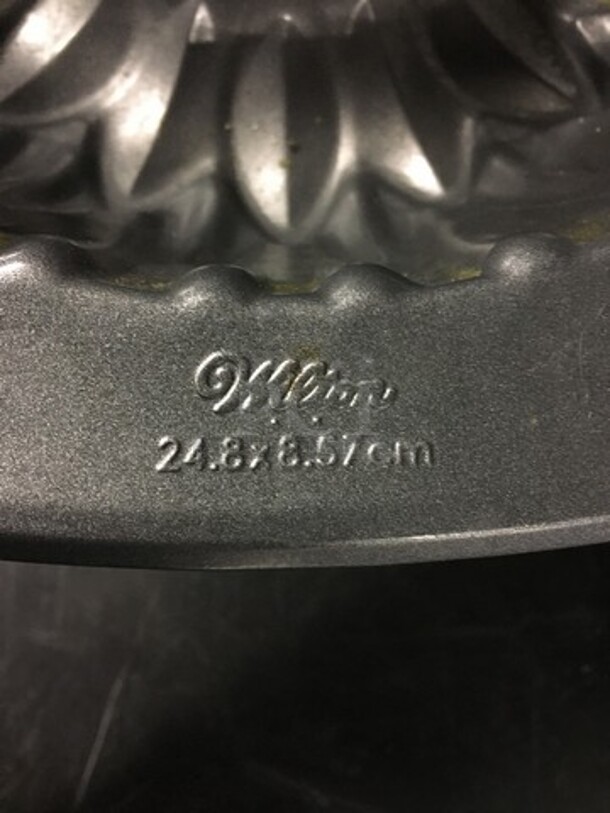 Metal Bundt Cake Pan Mold! - Image 3 of 3