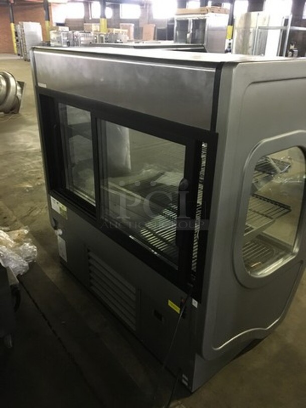 BEAUTIFUL! LATE MODEL 2018 Fogel Commercial Refrigerated Deli/Bakery Display Case! With Curved Front Glass! With 2 Sliding Rear Doors! Model ELITE4PFUS Serial 1807106787! 115V 1Phase! Working When Removed! - Image 4 of 9