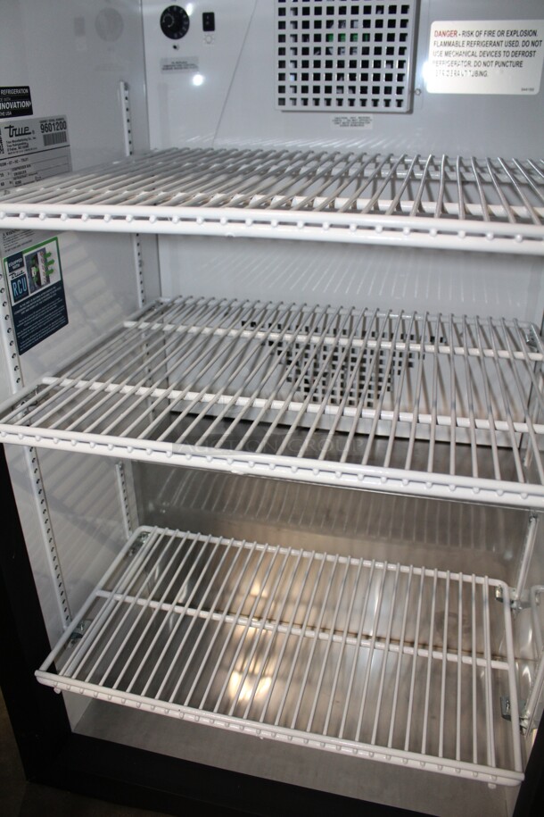 BRAND NEW SCRATCH/DENT! True Model GDM-07-HC-TSL01 Commercial Glass Door Countertop Refrigerator/Cooler. 23.5x26x38. 115V/60Hz.  - Image 2 of 6