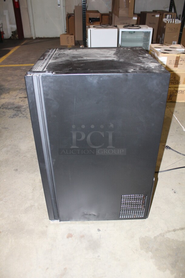 BRAND NEW SCRATCH/DENT! True Model GDM-07-HC-TSL01 Commercial Glass Door Countertop Refrigerator/Cooler. 23.5x26x38. 115V/60Hz.  - Image 4 of 6