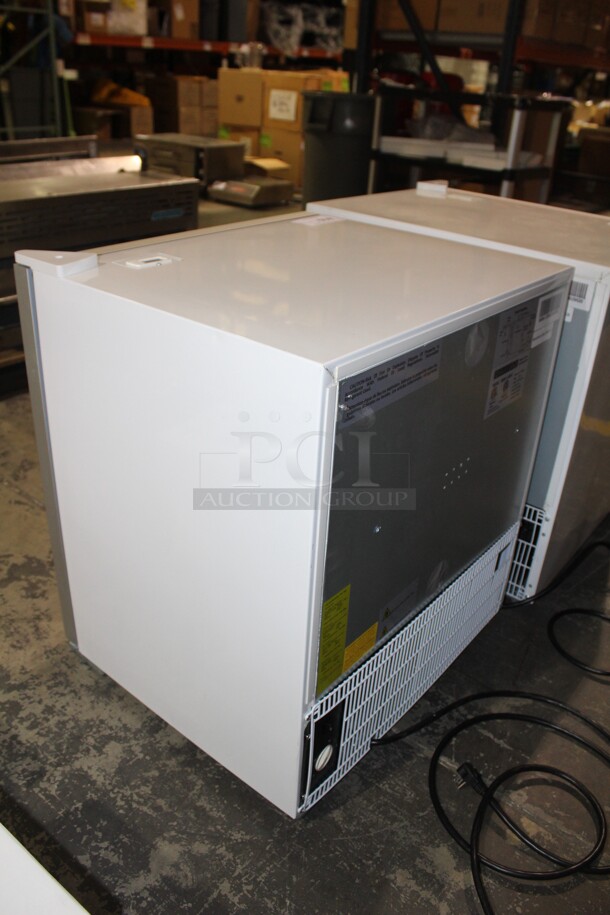 BRAND NEW! Maxx Cold Model MXM1-3.5RHC Commercial Glass Door Countertop Refrigerator/Cooler. 24.5x21.5x27. 115V/60Hz.  - Image 4 of 6