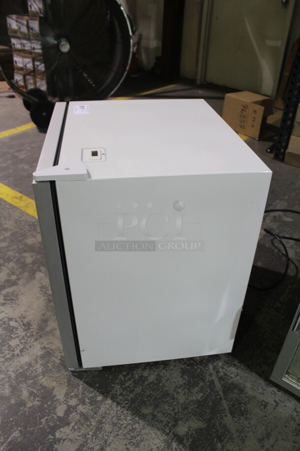 BRAND NEW! Maxx Cold Model MXM1-3.5RHC Commercial Glass Door Countertop Refrigerator/Cooler. 24.5x21.5x27. 115V/60Hz.  - Image 4 of 6