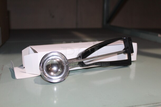 NEW IN BOX! 36 Bonzer Size 20 Portion Scoops. 9.25x3x2. 36X Your Bid!  - Image 1 of 3