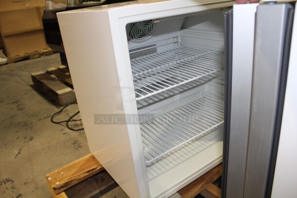 BRAND NEW! Maxx Cold Model MXM1-3.5RHC Commercial Glass Door Countertop Refrigerator/Cooler. 24.5x21.5x27. 115V/60Hz.  - Image 2 of 5