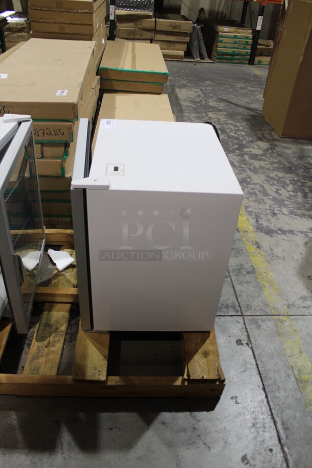 BRAND NEW! Maxx Cold Model MXM1-3.5RHC Commercial Glass Door Countertop Refrigerator/Cooler. 24.5x21.5x27. 115V/60Hz.  - Image 4 of 6