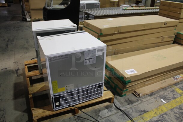 BRAND NEW! Maxx Cold Model MXM1-3.5RHC Commercial Glass Door Countertop Refrigerator/Cooler. 24.5x21.5x27. 115V/60Hz.  - Image 5 of 6