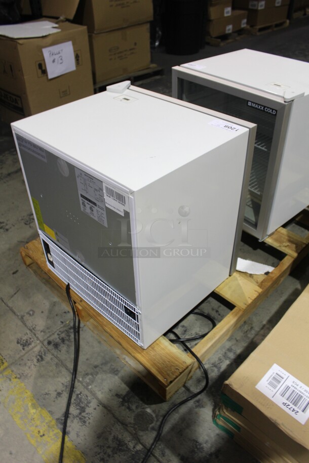 BRAND NEW! Maxx Cold Model MXM1-3.5RHC Commercial Glass Door Countertop Refrigerator/Cooler. 24.5x21.5x27. 115V/60Hz.  - Image 6 of 6