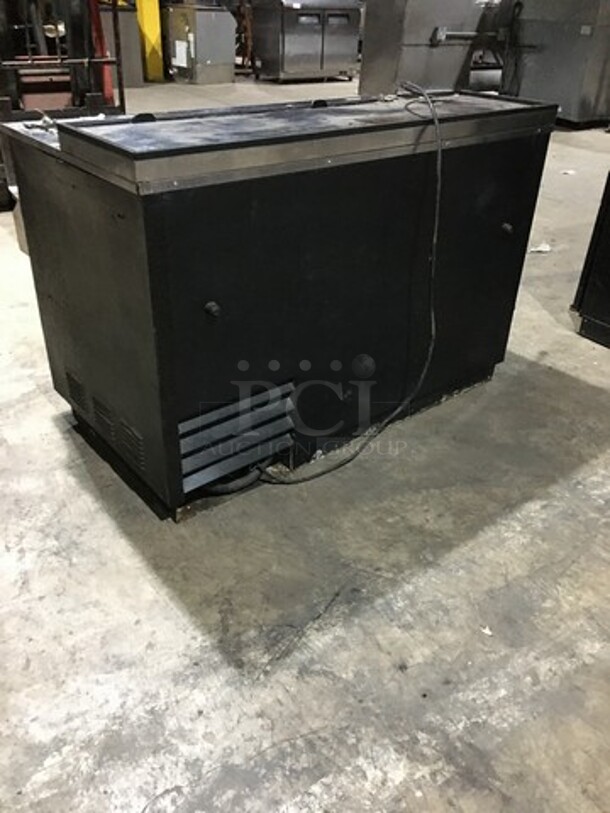 True Commercial Under The Counter Beer Bottle Cooler! With 2 Stainless Steel Sliding Top Doors! With Front Bottle Rail Attachment! Model TD5018 Serial 6627575! 115V 1Phase! - Image 4 of 8