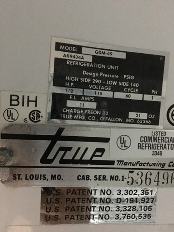 True Commercial 2 Door Reach In Refrigerator Merchandiser! With Poly Coated Racks! Model GDM49 Serial 536496! 115V 1Phase!  - Image 8 of 9
