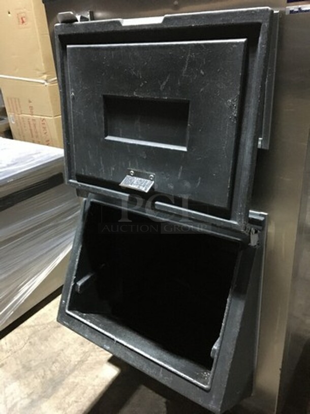 Manitowoc Commercial Ice Making Machine! With Ice Bin! All Stainless Steel Body! Model SY0454A Serial 040865045! 115V 1Phase! On Legs! 2 X Your Bid! Makes One Unit! - Image 7 of 10
