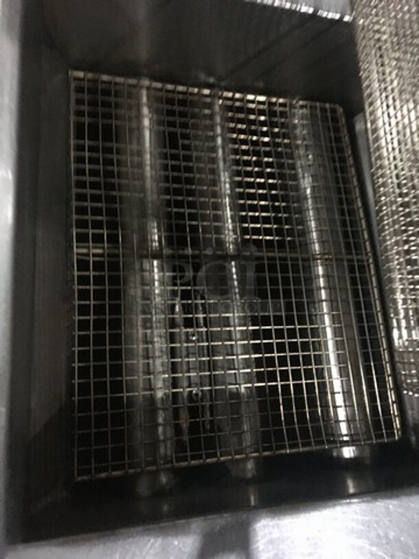 Pitco Commercial Natural Gas Powered Deep Fat Fryer! With Backsplash! All Stainless Steel! Model 40C Serial G14HB046604! On Legs! - Image 6 of 9