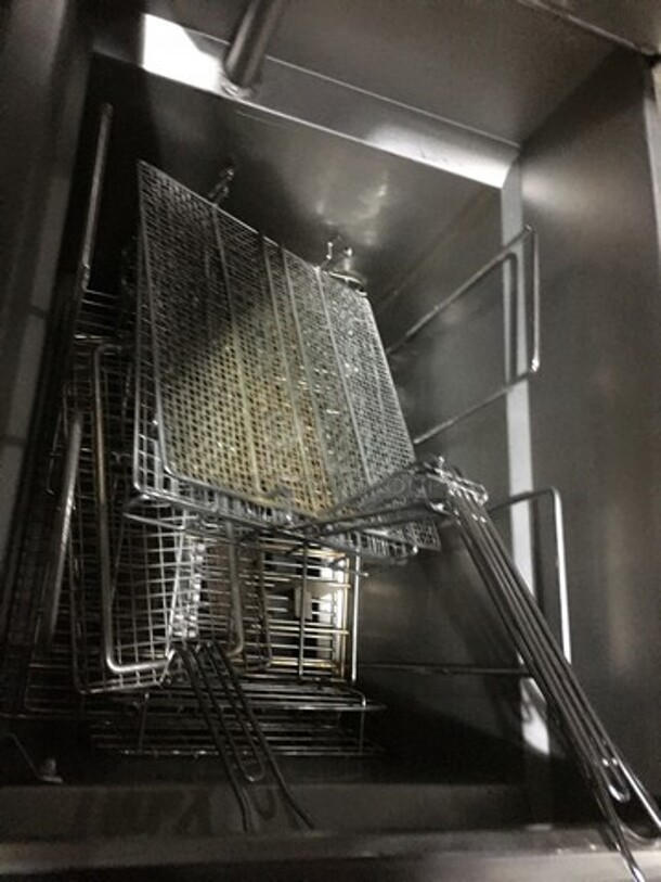 WOW! Pitco Dual Commercial Natural Gas Powered Pasta Cooker/Rethermalizer! With Metal Baskets! All Stainless Steel! Model SRTG Serial G09DC011971! On Commercial Casters! - Image 6 of 10