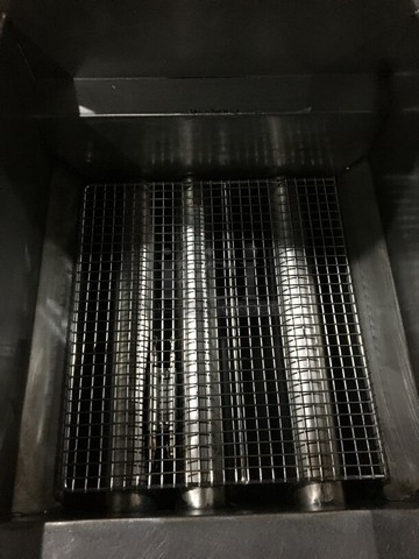 Pitco Commercial Natural Gas Powered Deep Fat Fryer! With Backsplash! With 2 Metal Frying Baskets! All Stainless Steel! Model 40C+ Serial G14FA030248! On Legs - Image 5 of 8