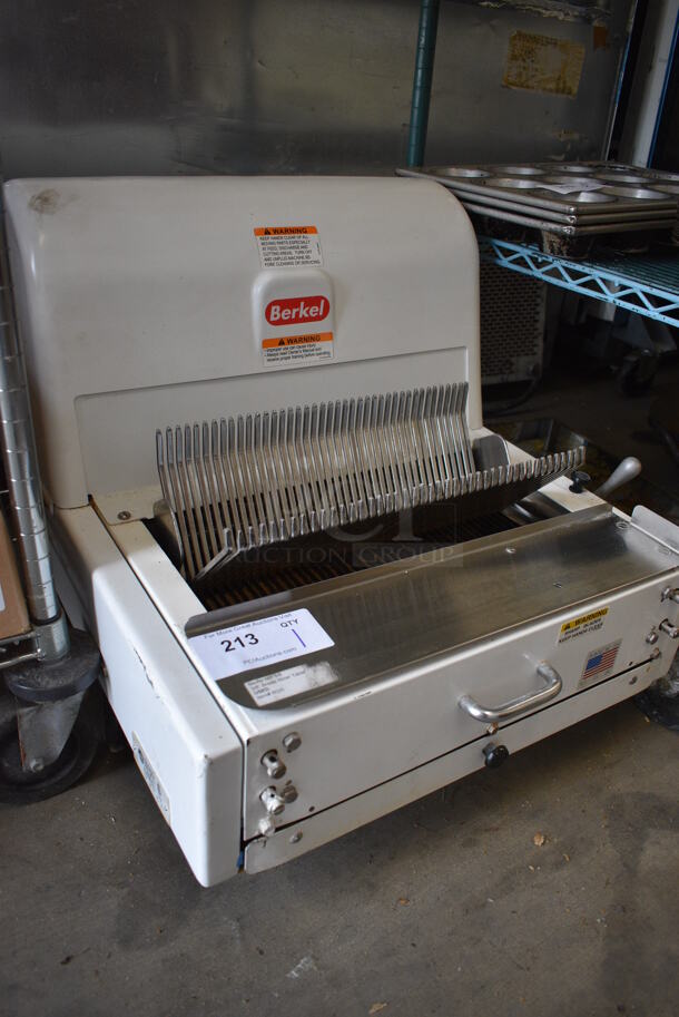 GREAT! Berkel Model MB 3/8 Metal Commercial Countertop Bread Loaf Slicer. 115 Volts, 1 Phase. 24x26x22. Tested and Working! - Image 4 of 6