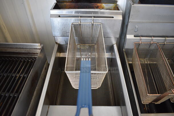 NICE! Baker's Pride Stainless Steel Commercial Floor Style Deep Fat Fryer w/ Metal Fry Basket. 15.5x33x45.5 - Image 4 of 7