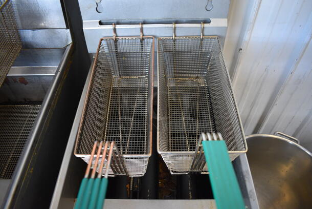 NICE! Pitco Frialator Stainless Steel Commercial Floor Style Natural Gas Powered Deep Fat Fryer w/ 2 Metal Fry Baskets. 90.000 BTU. 15.5x30x47 - Image 4 of 7