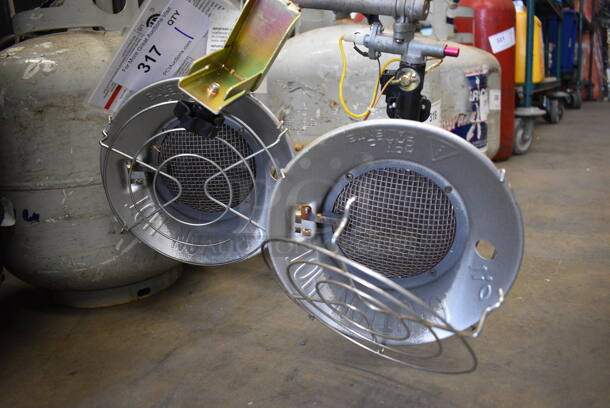 Metal Liquid Propane Gas 20 Pound Canister w/ 2 Heat Lamps. 11x11x18, 17x6x12 - Image 2 of 3