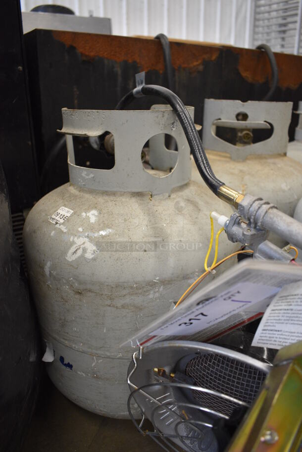 Metal Liquid Propane Gas 20 Pound Canister w/ 2 Heat Lamps. 11x11x18, 17x6x12 - Image 3 of 3