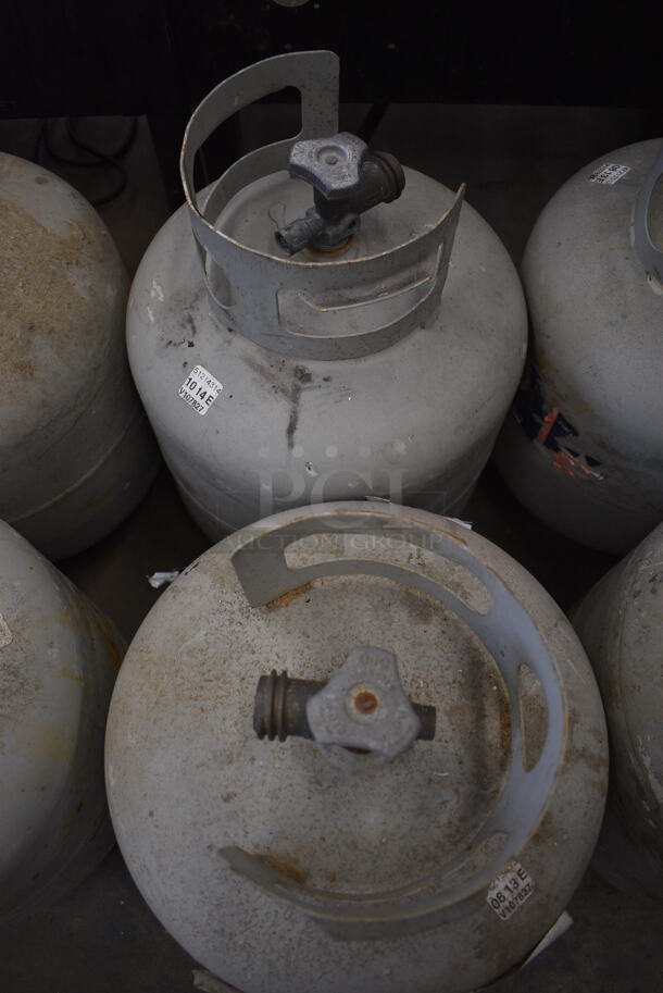 2 Metal Liquid 20 Pound Propane Gas Canisters. 11x11x18. 2 Times Your Bid! - Image 3 of 3