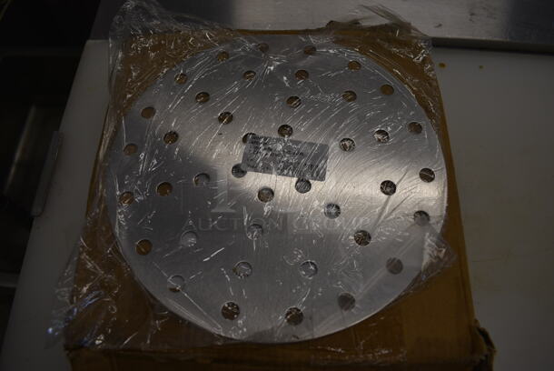 36 BRAND NEW IN BOX! Winco APZP-8P Aluminum Perforated Pizza Pans. 8x8. 36 Times Your Bid! - Image 2 of 5