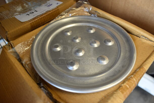 36 BRAND NEW IN BOX! Winco APZN-6 Aluminum Wide Rim Pizza Trays w/ Nibs. 6x6. 36 Times Your Bid! - Image 2 of 4
